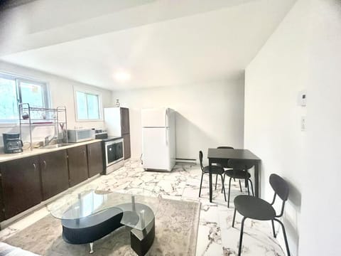 Kitchen or kitchenette, Living room, Seating area, Dining area, oven, stove