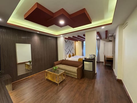 Bed, TV and multimedia, Photo of the whole room, Seating area, Bedroom, wardrobe