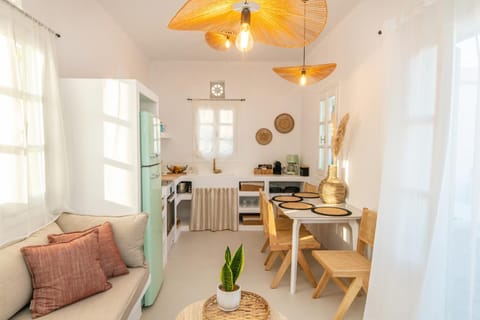 Kitchen or kitchenette, Living room, Seating area, Dining area