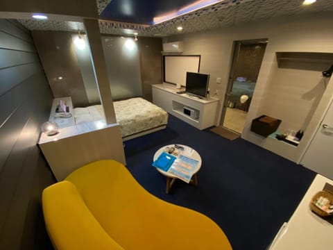 Communal lounge/ TV room, Bed, Living room