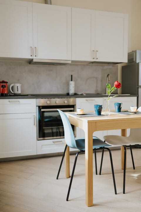 Kitchen or kitchenette, dishwasher, oven