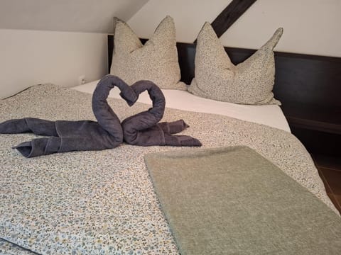Bedroom, towels