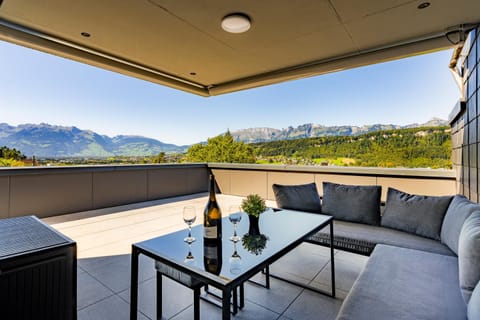 Day, Natural landscape, View (from property/room), Balcony/Terrace, Seating area, Dining area, Mountain view