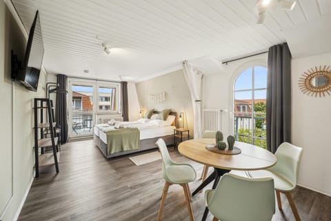 Bed, TV and multimedia, Photo of the whole room, Seating area, Dining area, Bedroom, wardrobe