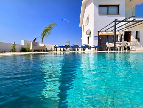 Property building, Day, Pool view, Swimming pool, sunbed