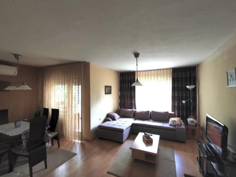 Communal lounge/ TV room, Bed, TV and multimedia, Living room, Photo of the whole room, Seating area, Bedroom