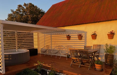 Patio, Hot Tub, Dining area