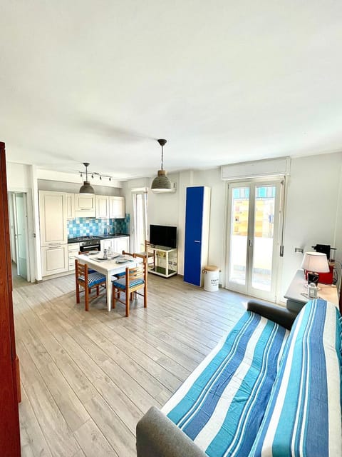 TV and multimedia, Kitchen or kitchenette, Living room, Seating area, Dining area