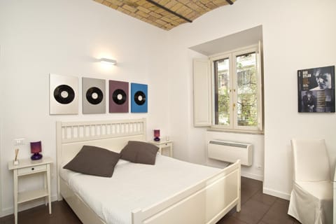 Day, Photo of the whole room