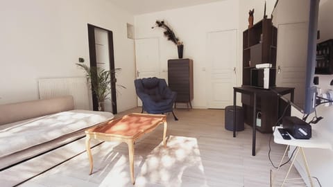 Bed, TV and multimedia, Photo of the whole room