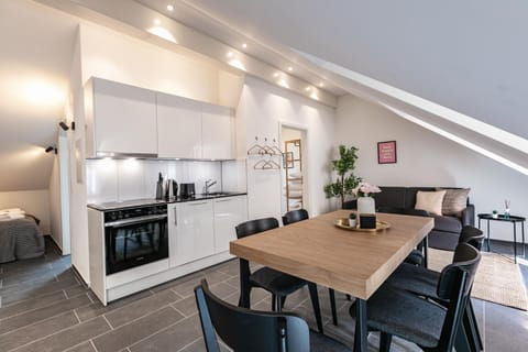 Kitchen or kitchenette, Living room, Seating area, Dining area, stove, toaster