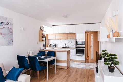 Kitchen or kitchenette, Living room, Seating area, Dining area, dishwasher, minibar, oven, pet friendly, stove, toaster