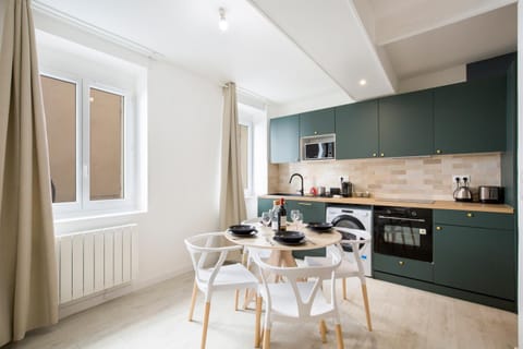 Kitchen or kitchenette, Dining area, oven, stove