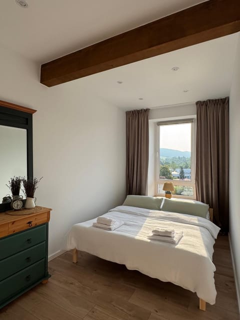 Bed, Natural landscape, Photo of the whole room, Bedroom