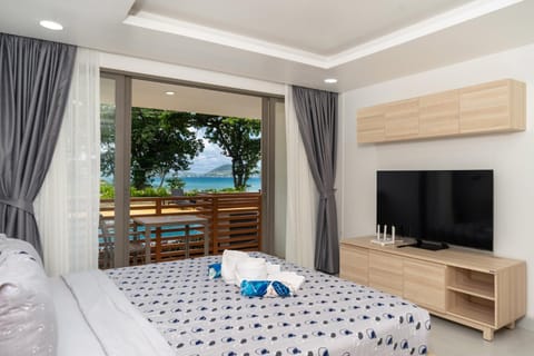 Bed, Natural landscape, TV and multimedia, Photo of the whole room, Bedroom, towels