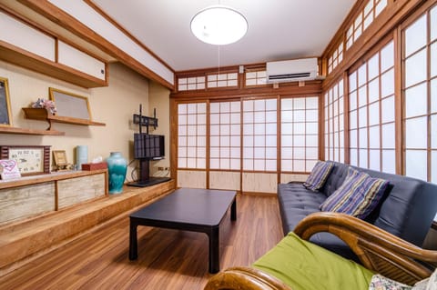 Communal lounge/ TV room, TV and multimedia, Living room, air conditioner