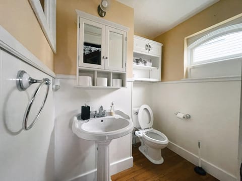 Victorian Home in Original Grandeur Downtown House in Kokomo