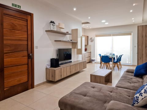 TV and multimedia, Kitchen or kitchenette, Living room, Seating area, Dining area