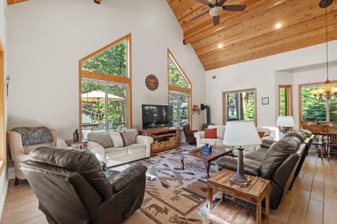 Leisure Landing Unwind in the Pines House in Shaver Lake