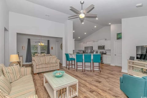 Communal lounge/ TV room, TV and multimedia, Living room, Seating area, Dining area
