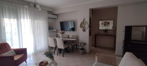 TV and multimedia, Living room, Seating area, Dining area