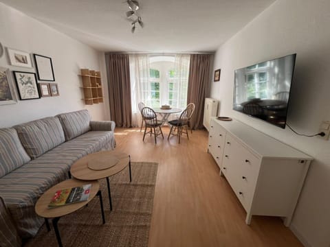 Communal lounge/ TV room, TV and multimedia, Living room, Seating area, Dining area, Evening entertainment