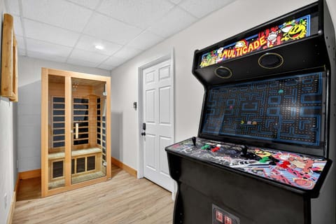 New Mtn&City Views Hot Tub Sauna Arcade Pool House in Helen