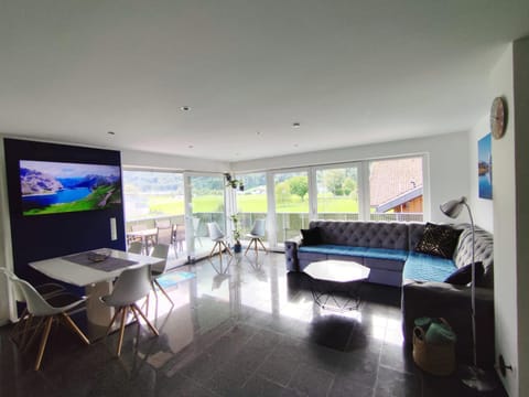 Bella Vista - 85 m2 Ferienwohnung mit überdachtem Parkplatz und Außenstellplatz - Bergblick Apartment in Vorarlberg, Austria