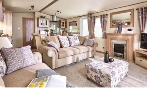 TV and multimedia, Kitchen or kitchenette, Living room, Decorative detail, Seating area, furniture, acessibility