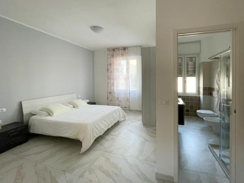 Toilet, Bed, Bathroom, Photo of the whole room, Bedroom