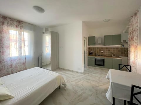 Photo of the whole room, Dining area, Bedroom, oven, stove, kitchen