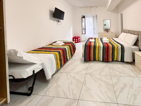 Bed, TV and multimedia, Photo of the whole room, Bedroom