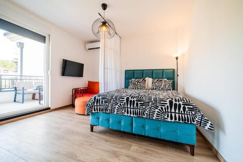 Bed, TV and multimedia, Living room, Seating area, Bedroom