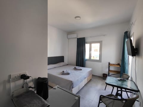 Communal lounge/ TV room, Bed, TV and multimedia, Coffee/tea facilities, Living room, Photo of the whole room, Seating area, Bedroom