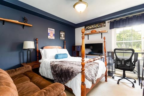 The Domer Den 3BR 3BA Home Close to ND Campus Apartment in South Bend