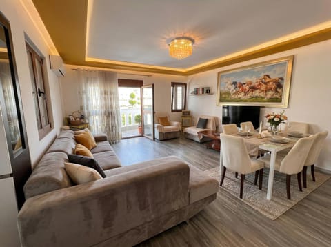 Communal lounge/ TV room, TV and multimedia, Living room, Seating area, Dining area, Evening entertainment