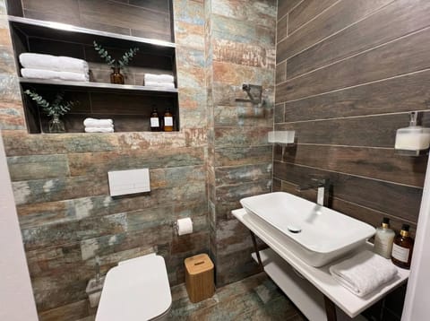 Toilet, Bathroom, towels