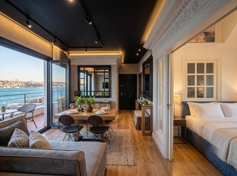 Natural landscape, View (from property/room), Balcony/Terrace, Living room, Photo of the whole room, Seating area, Dining area, Bedroom, Sea view