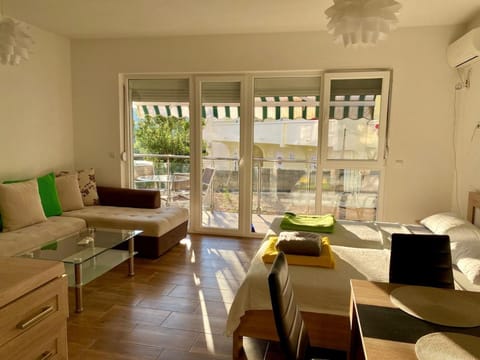 Living room, Seating area, Dining area, air conditioner
