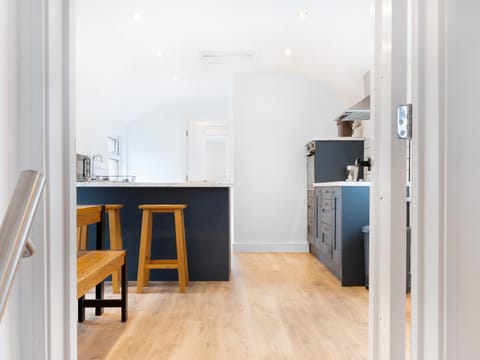 Kitchen or kitchenette, Dining area, stove