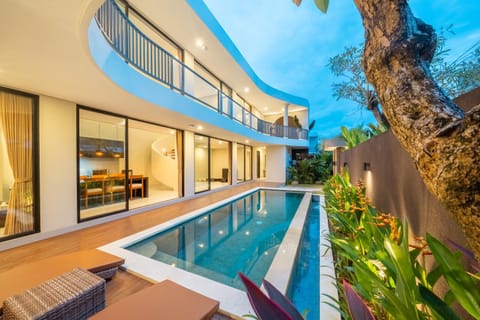 Property building, Patio, Pool view, Swimming pool, Swimming pool, sunbed