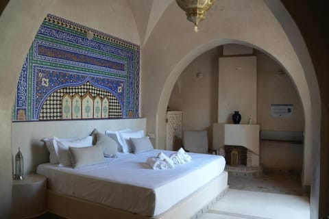 Bed, Photo of the whole room, Bedroom, fireplace