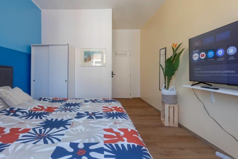 Photo of the whole room, Bedroom