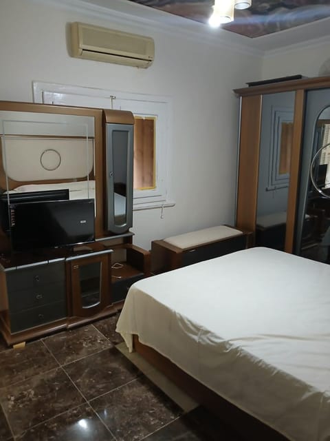 Bed, TV and multimedia, Living room, Photo of the whole room, Bedroom, air conditioner