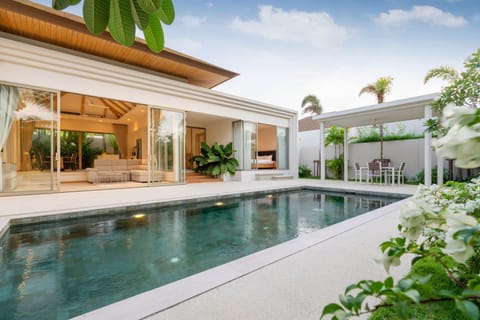 Property building, Patio, Day, Garden, Balcony/Terrace, Garden view, Pool view, Swimming pool, Swimming pool