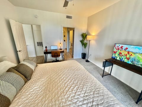 Bed, TV and multimedia, Bedroom, wardrobe