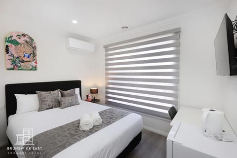Bed, TV and multimedia, Photo of the whole room, Bedroom, towels, air conditioner