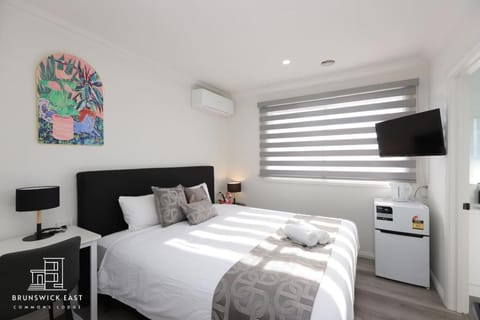 Bed, TV and multimedia, Photo of the whole room, Bedroom, air conditioner