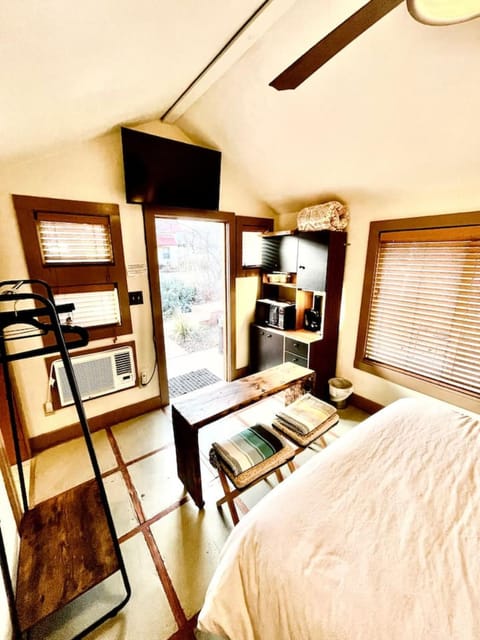 Kenzie's Cottage - Downtown, Hot Tub Country House in Moab