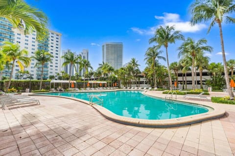 SUNNY ISLES 4BR Pool & Beach Access Apartment in Sunny Isles Beach